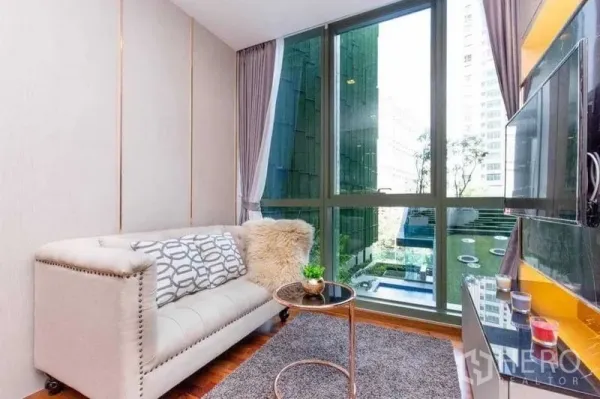 公寓 出售在Ratchathewi, Bangkok - 落地窗客厅俯瞰景观庭院与泳池。