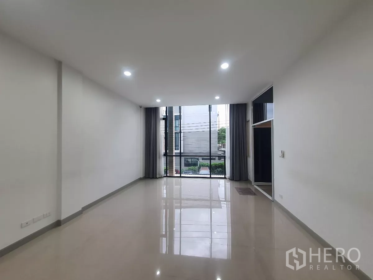 Home Office for rent in Lat Phrao, Bangkok - Ground-floor lobby or showroom with glossy tile floors and wide glass frontage.