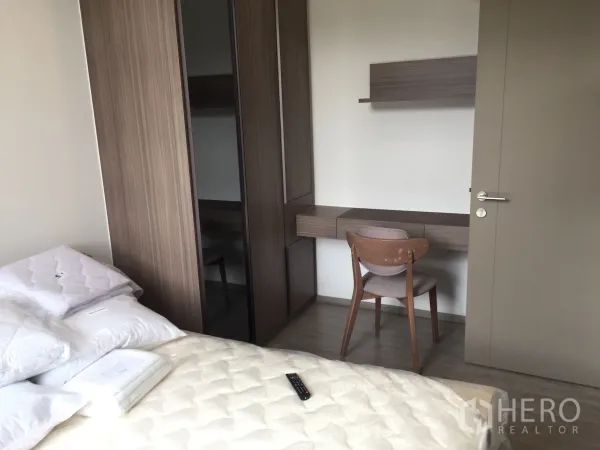 คอนโด ให้เช่าในWatthana, Bangkok - ห้องนอนที่สองพร้อมตู้เสื้อผ้าบิลท์อินและโต๊ะทำงานยาวพร้อมชั้นวาง.