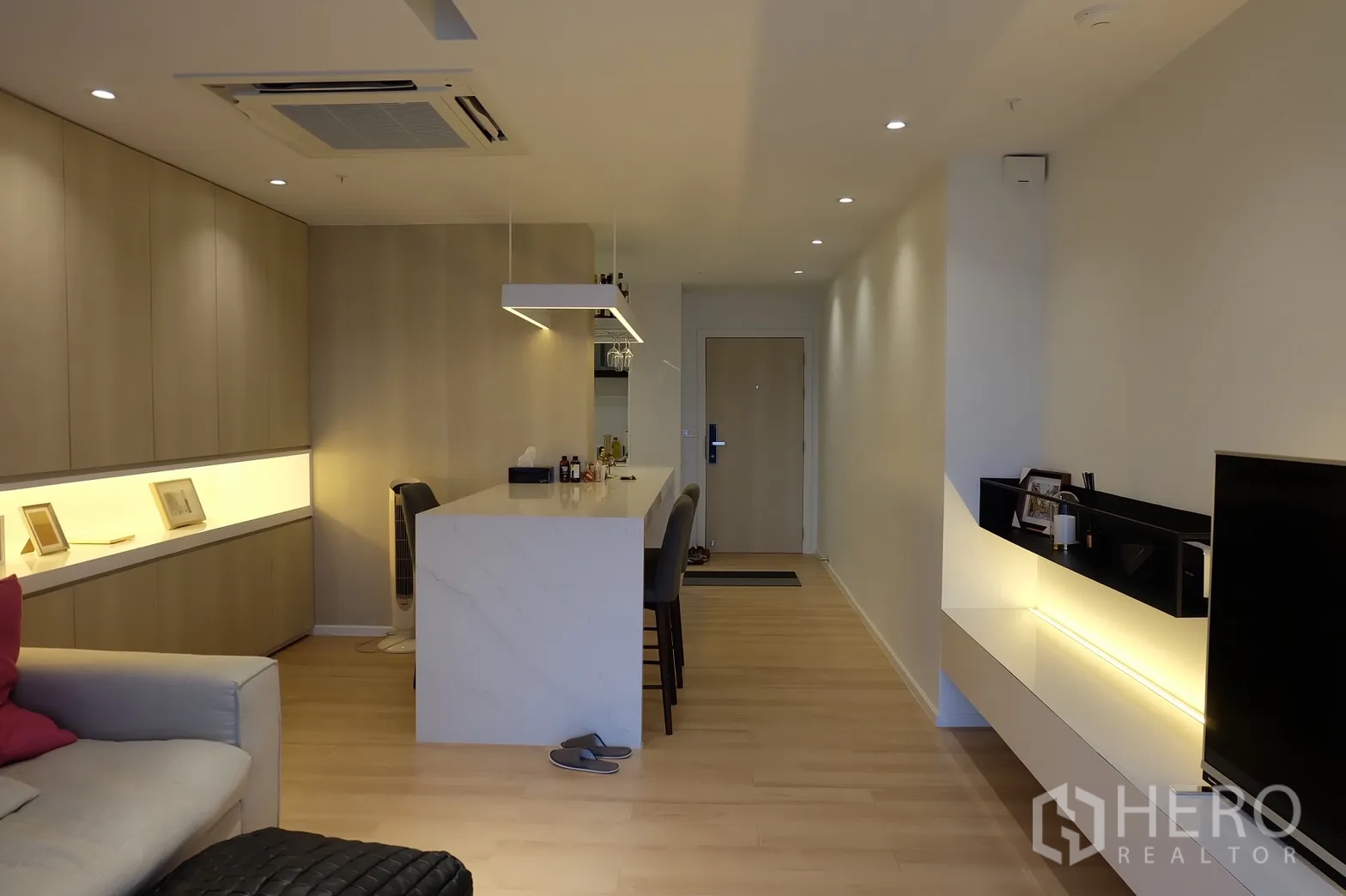 Condominium for rent in Bang Rak, Bangkok - Entry view to open kitchen and dining island with recessed lighting.