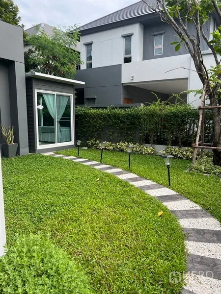 独立式住宅 出售在Bang Kapi, Bangkok - 私家庭院草坪，弧形小径与独立玻璃花园房。