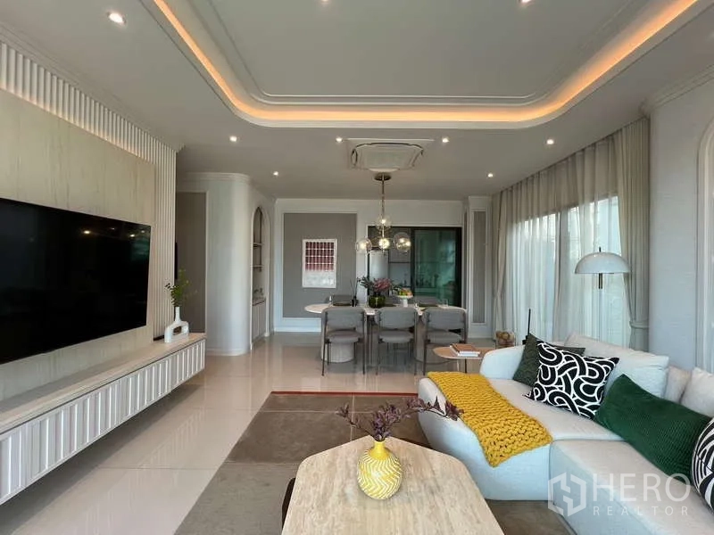 บ้าน ขายในSaphan Sung, Bangkok - โถงรับประทานอาหารและนั่งเล่นแบบเปิดโล่ง พร้อมผนังทีวีดีไซน์และไฟฝ้า