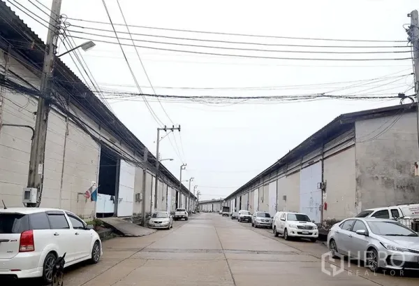 货栈 出租在Bang Phli, Samut Prakan - 工业园道路，两侧整齐排列的仓库单元与充足车位。