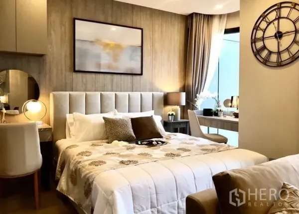 คอนโด ให้เช่าในWatthana, Bangkok - ห้องนอนอบอุ่น หัวเตียงบุผ้า โต๊ะข้างเตียง และโต๊ะทำงานริมหน้าต่าง