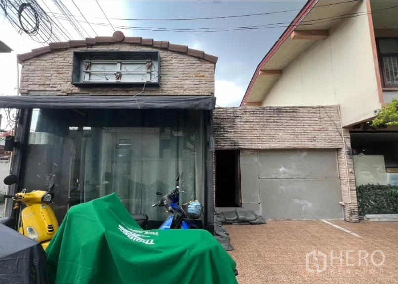 Retail Space for rent in Watthana, Bangkok - Front view of retail space with floor-to-ceiling glass and brick facade on Sukhumvit.