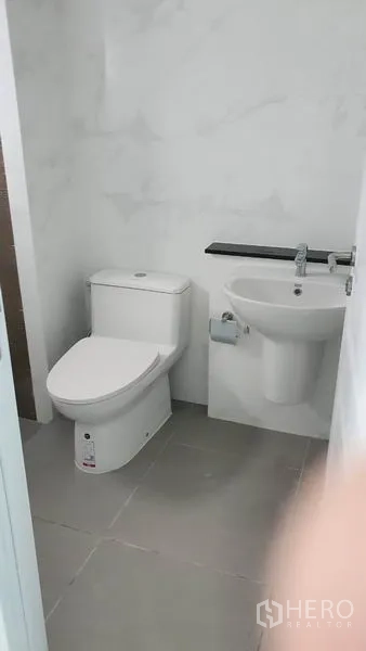 带办公室的家 出租在Suan Luang, Bangkok - 另一间卫浴，坐便器与壁挂洗手盆。