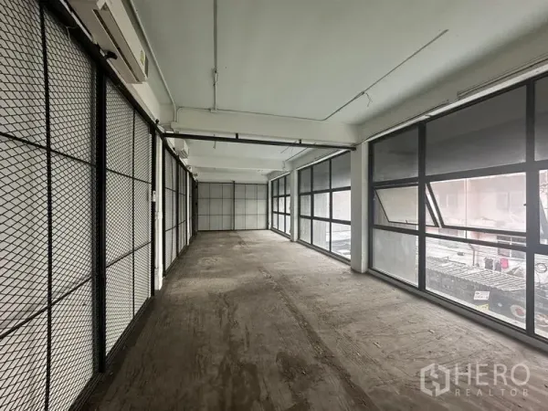 零售空间 出租 - 瓦他那48平米零售铺，临街落地窗与金属网格隔断，近BTS Phra Khanong。