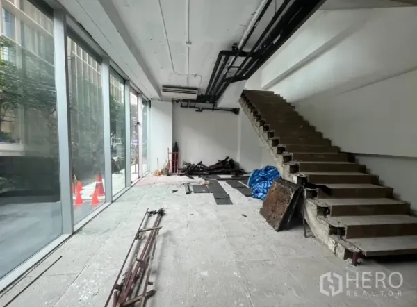 零售空间 出租在Bang Rak, Bangkok - 一层毛坯零售空间，带楼梯与落地玻璃窗。