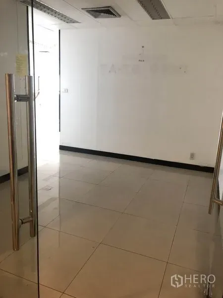办公空间 出租在Watthana, Bangkok - 从门口看小型接待区，白色墙面与玻璃门