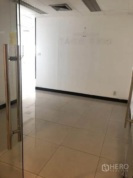 办公空间 出租在Watthana, Bangkok - 从门口看小型接待区，白色墙面与玻璃门
