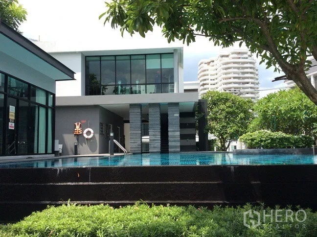 联排别墅 出租在Wang Thonglang, Bangkok - 社区泳池与会所，绿树环绕