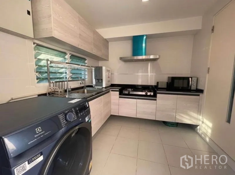Detached House for rent in Lat Krabang, Bangkok - Fitted kitchen with gas hob, range hood, cabinets, sink and front-load washer