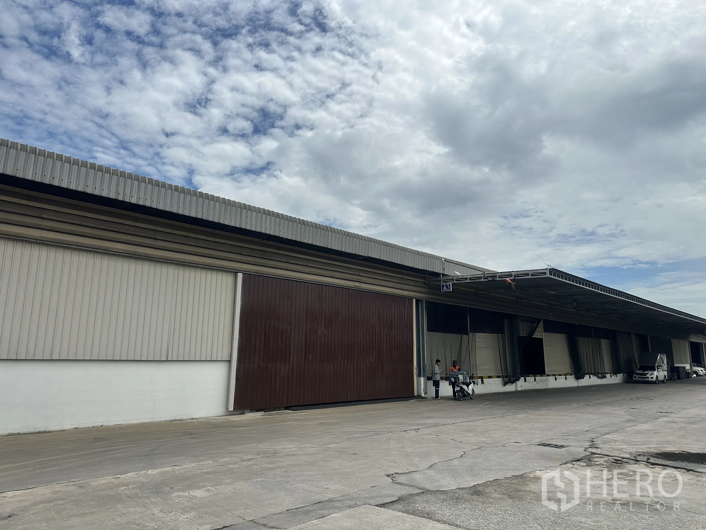 工厂 for rent in Lat Krabang, Bangkok - 延展的仓库正面设多樘卷帘门与卡车通行车道。