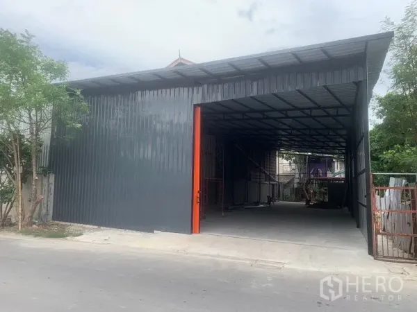 货栈 出租在Bang Kapi, Bangkok - 邦甲比钢结构外立面仓库，屋顶挑高并带开放式装卸区。