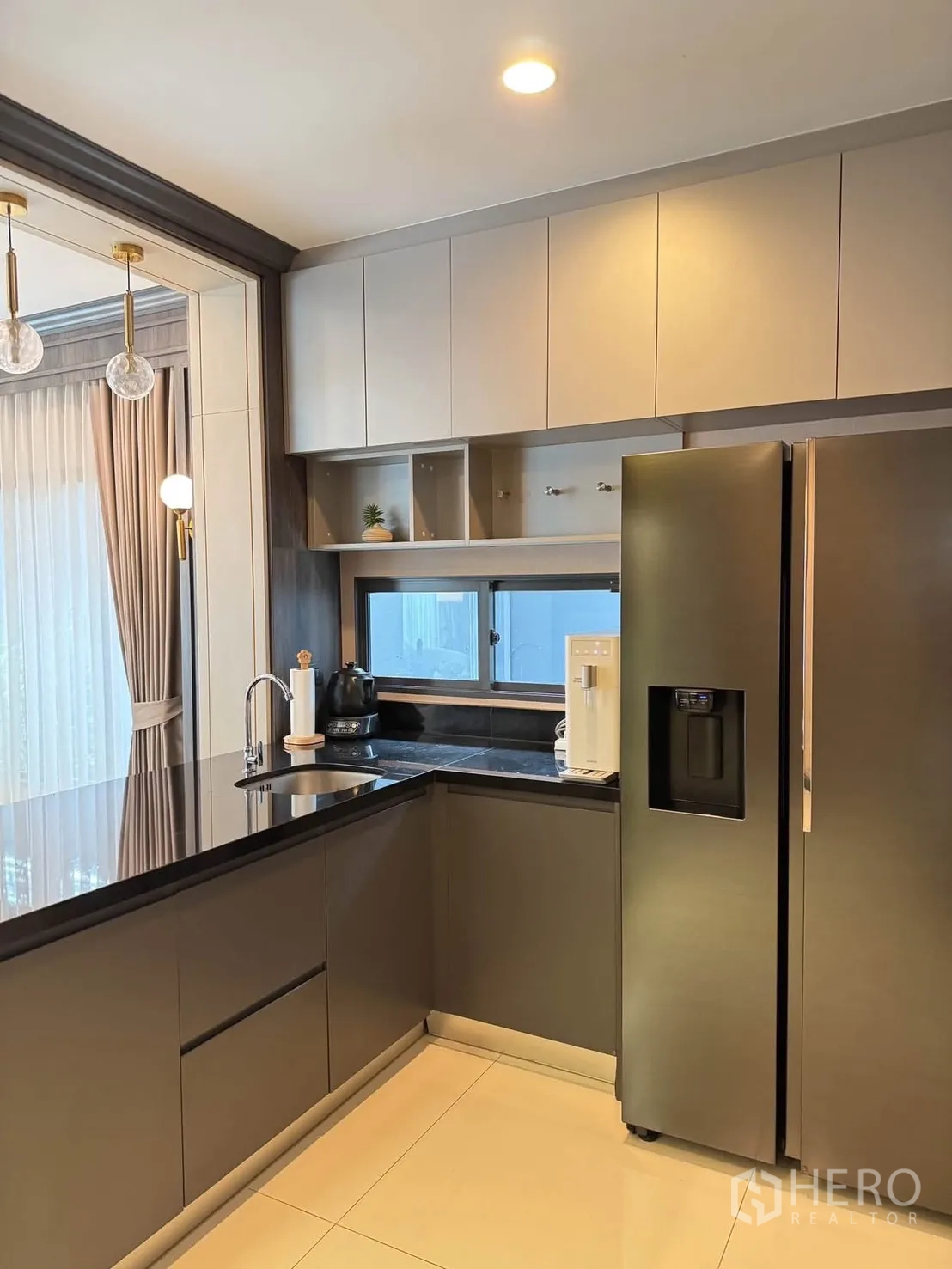 Detached House for rent in Bang Kapi, Bangkok - Pantry kitchen with black stone countertop, sink, and stainless steel refrigerator.