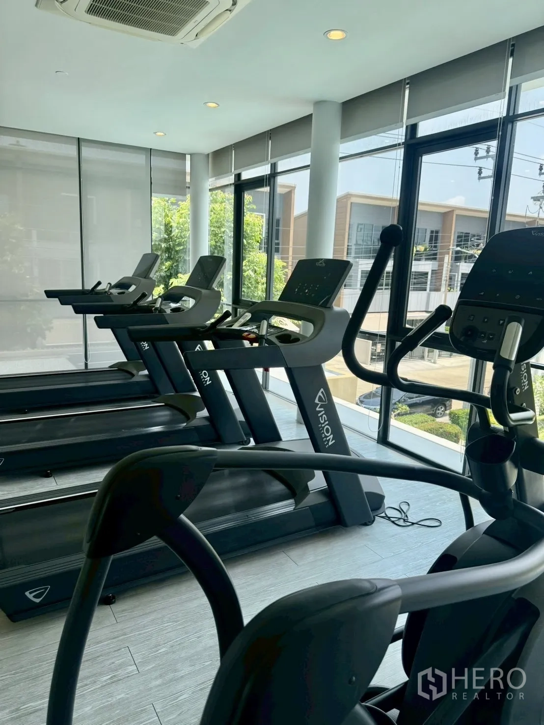 联排别墅 for rent in Prawet, Bangkok - 健身房内跑步机与椭圆机，落地窗采光充足。