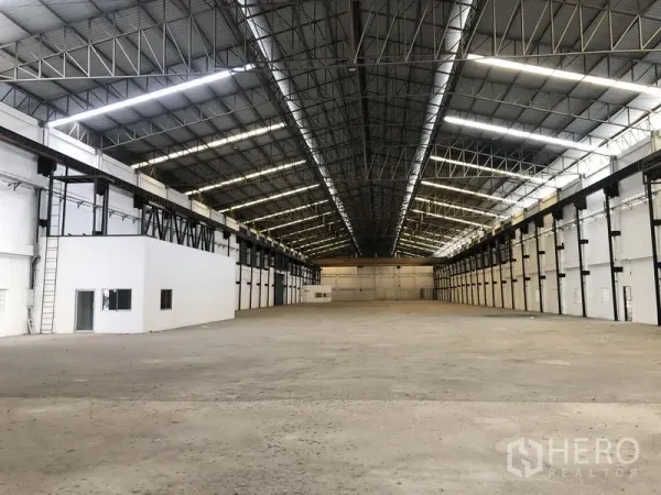 工厂 出租在Mueang Samut Prakan, Samut Prakan - 高层钢桁架屋顶与天窗的大空间仓厂内部。