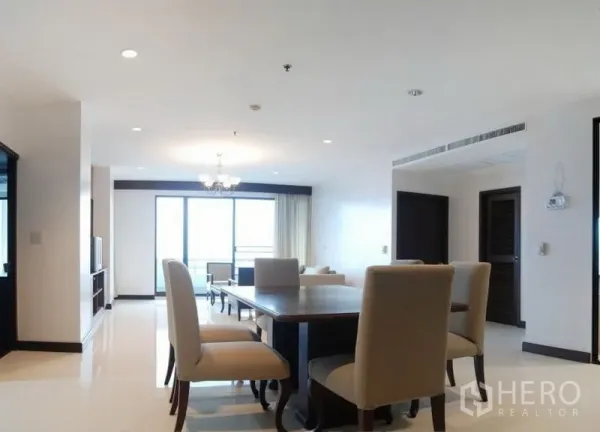 公寓 出租在Watthana, Bangkok - 明亮的客餐厅一体空间，吊灯与落地窗通向阳台