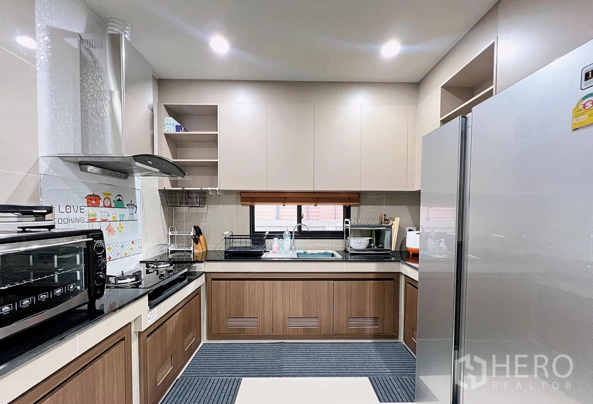 Detached House for rent or sale in Lam Luk Ka, Pathum Thani - Separate Thai kitchen with gas stove, hood and ample cabinets.