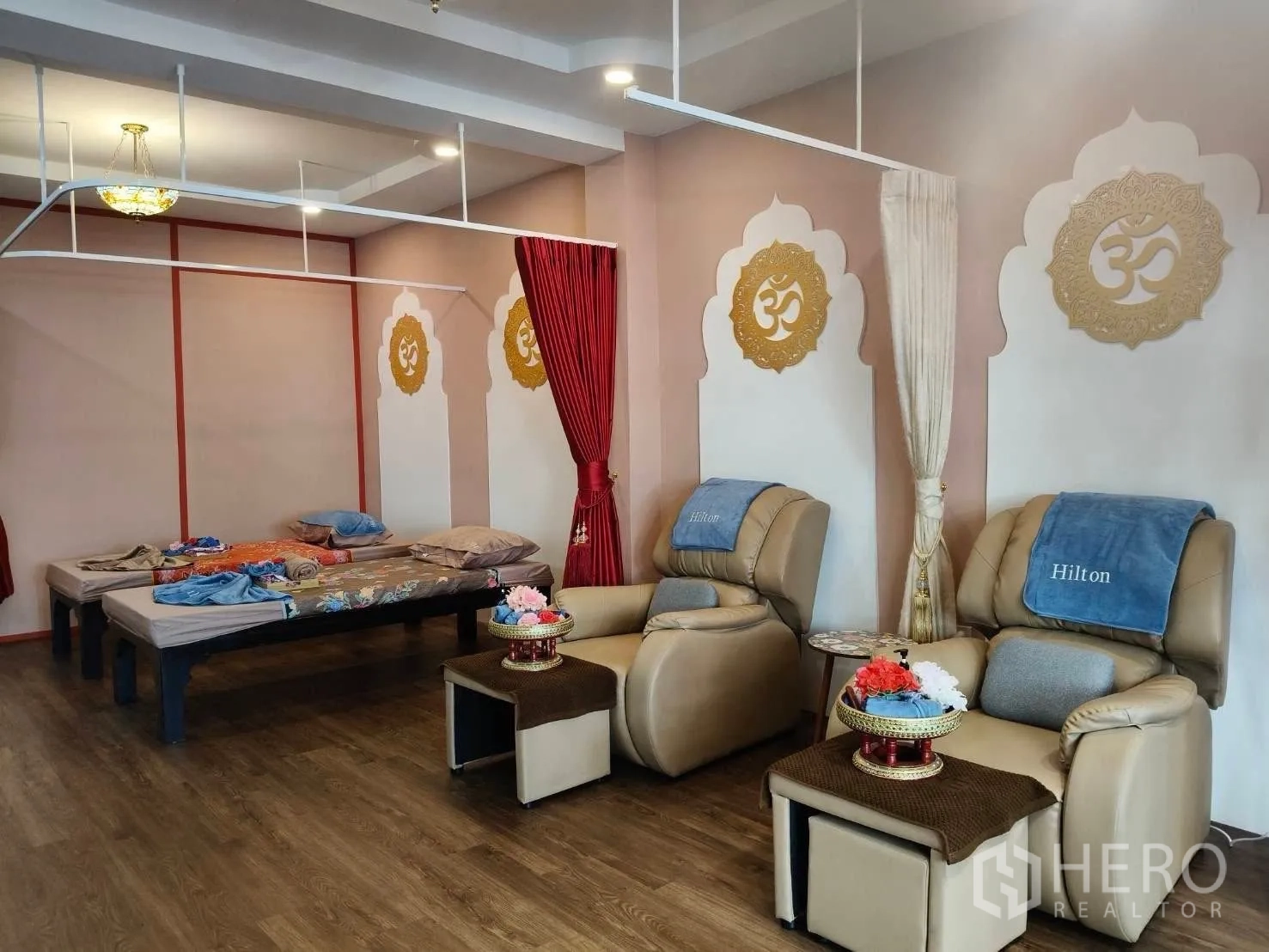 ตึกแถว for rent in Bang Rak, Bangkok - ห้องทรีตเมนต์ภายใน มีเตียงนวดสองเตียง เก้าอี้ปรับเอน พื้นไม้ และม่านกั้นเป็นสัดส่วน