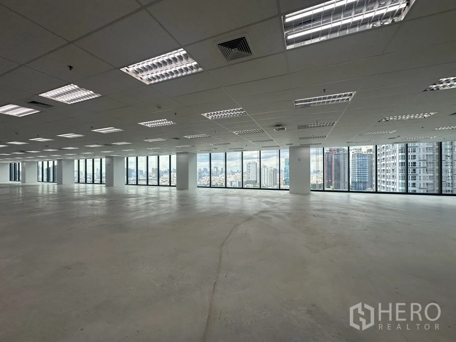 ออฟฟิศ for rent in Ratchathewi, Bangkok - พื้นที่ทำงานไร้เสากลาง พร้อมหน้าต่างบานสูงรับแสงธรรมชาติ
