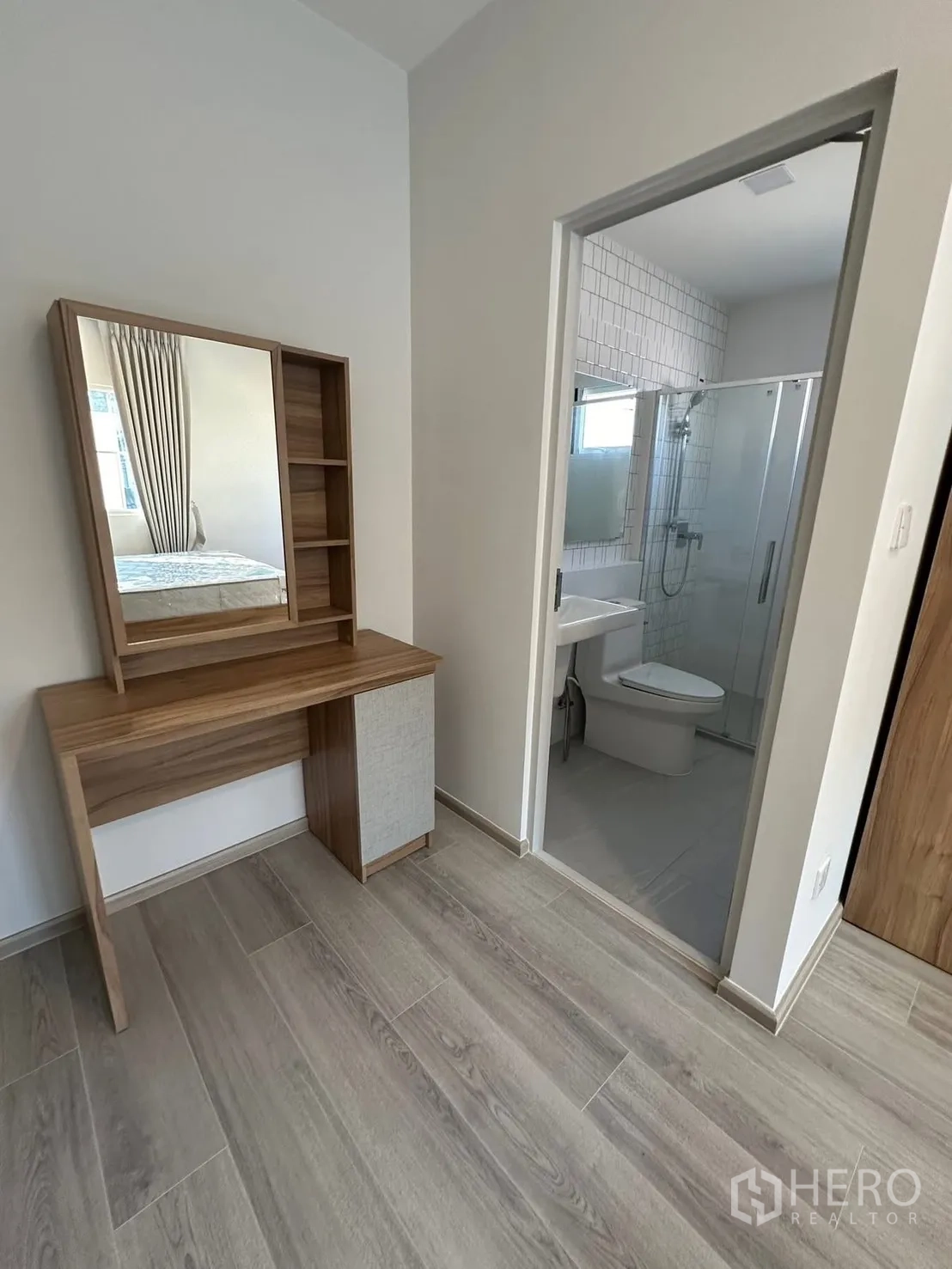 独栋房屋 for rent in Bang Phli, Samut Prakan - 梳妆台连接通往浴室的门。