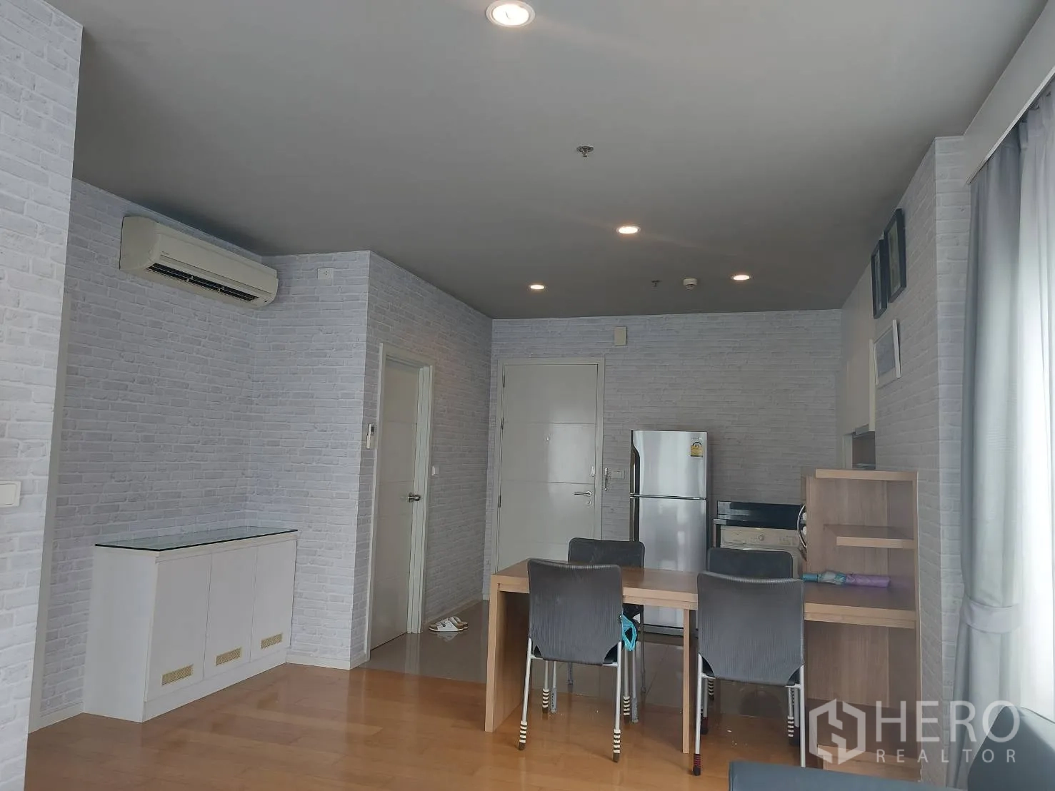 公寓 出租在Watthana, Bangkok - 餐区面对入户门，旁有小厨房与大窗