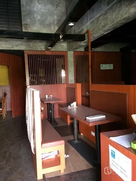 零售空间 出租在Khlong Toei, Bangkok - 零售铺位内的木隔断卡座与混凝土天花。