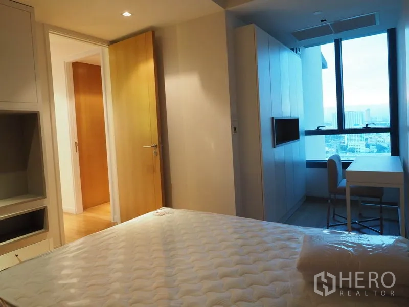 คอนโด ให้เช่าในYan Nawa, Bangkok - ห้องนอนที่สองพร้อมโต๊ะทำงานริมหน้าต่างและตู้บิลท์อิน มองวิวสกายไลน์เมือง