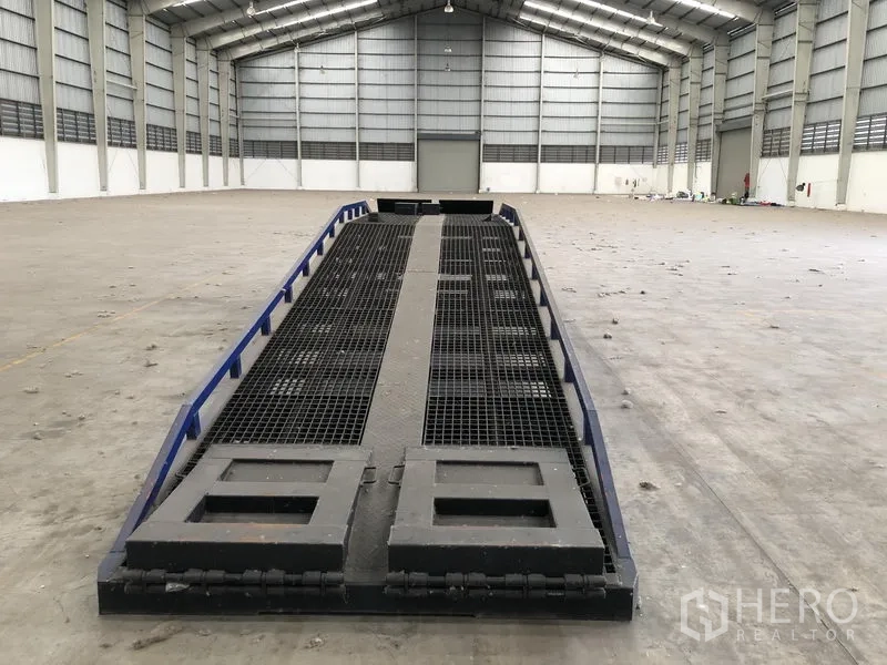 Factory for rent in Wang Noi, Phra Nakhon Si Ayutthaya - Portable steel loading ramp set on the warehouse floor under a high roof.