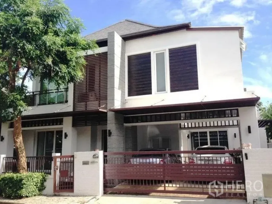 บ้าน ให้เช่าหรือขายในPrawet, Bangkok - ด้านหน้าบ้านพร้อมโรงจอดรถในร่มสำหรับ 2 คัน และประตูรั้วสไลด์