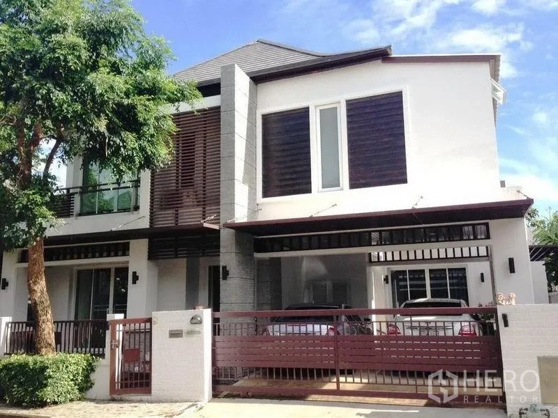 บ้าน ให้เช่าหรือขายในPrawet, Bangkok - ด้านหน้าบ้านพร้อมโรงจอดรถในร่มสำหรับ 2 คัน และประตูรั้วสไลด์