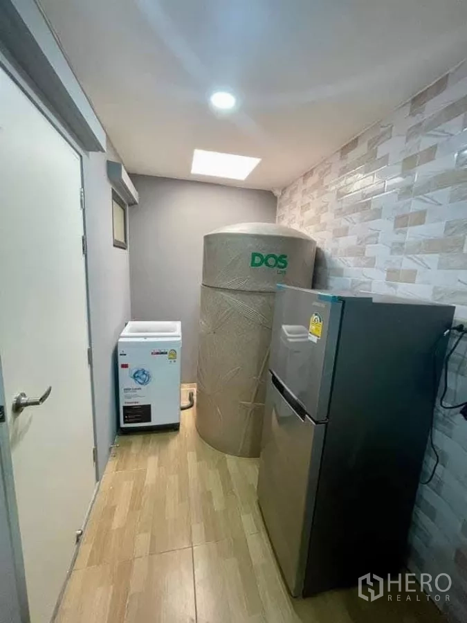 联排别墅 出租在Bang Phli, Samut Prakan - 杂物区，冰箱、洗衣机与蓄水罐