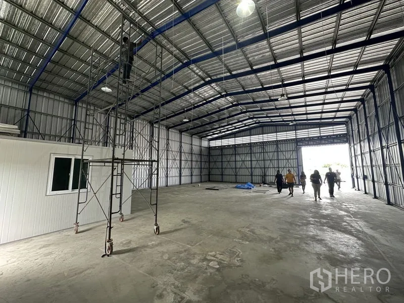 货栈 出租在Khlong Luang, Pathum Thani - 由内向外的仓库视角，高跨屋顶与内部办公室一览。