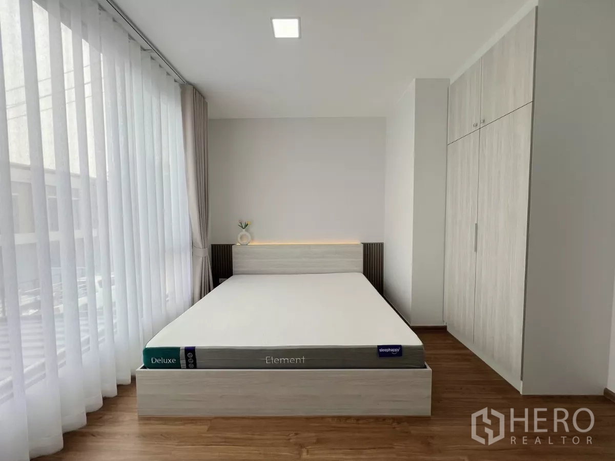 联排别墅 出租在Bang Phli, Samut Prakan - 主卧配大窗、床与衣柜