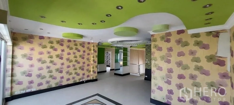 带办公室的家 出售在Wang Thonglang, Bangkok - 绿色调房间，造型天花与花卉壁纸