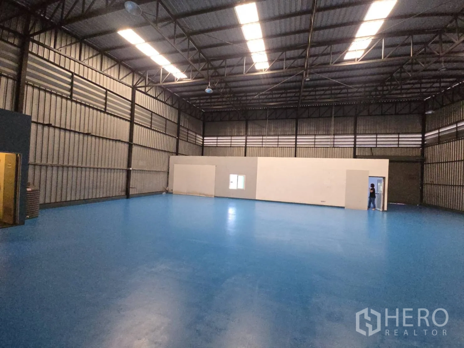 仓库 for rent in Bang Phli, Samut Prakan - 宽阔仓库地面，长条隔间可作办公室或储物。