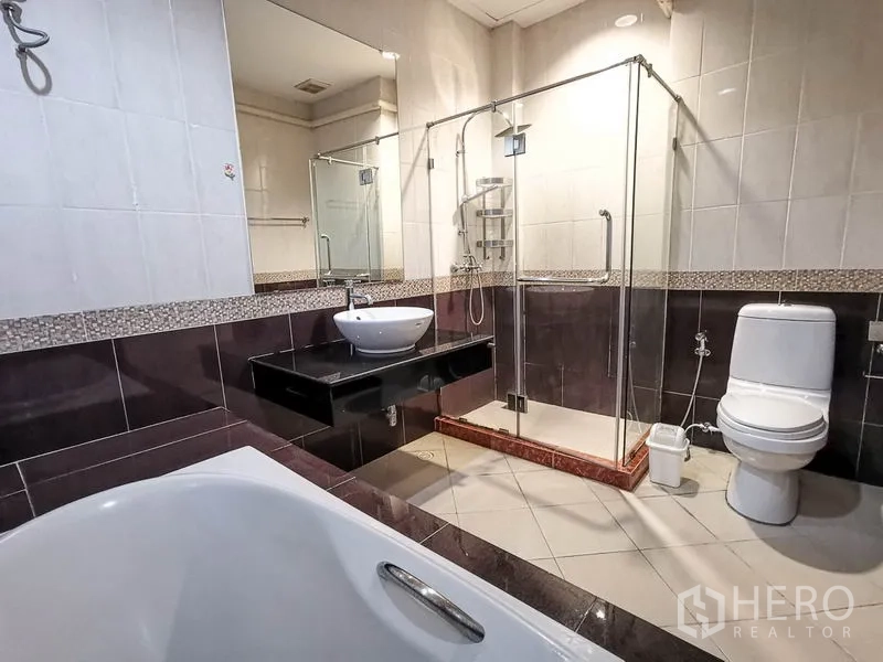 Townhouse for rent or sale in Yan Nawa, Bangkok - Bathroom featuring a glass-enclosed shower, bathtub and modern vanity.