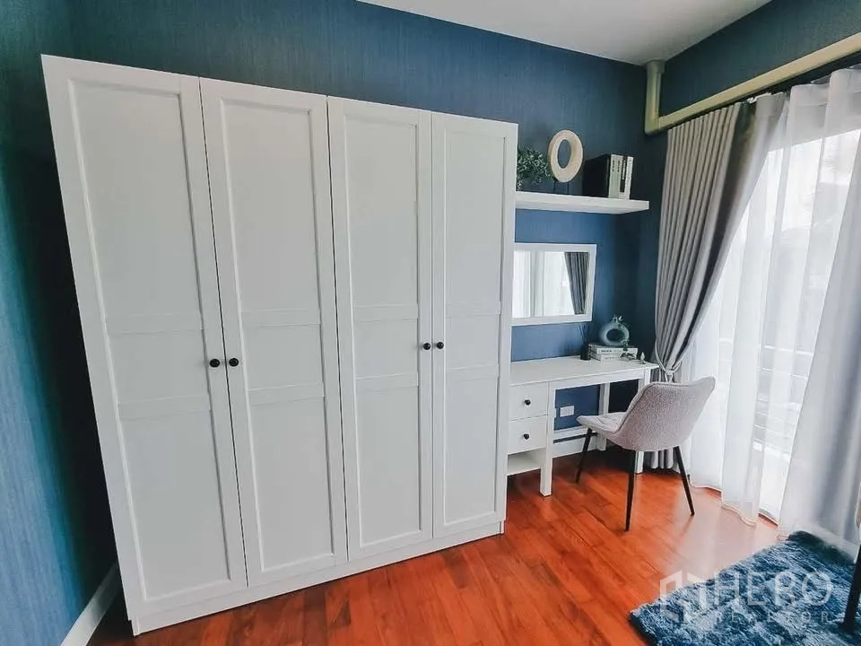 独栋房屋 for rent or sale in Bang Phli, Samut Prakan - 小巧房间设白色衣柜、搁板与梳妆书桌靠窗。