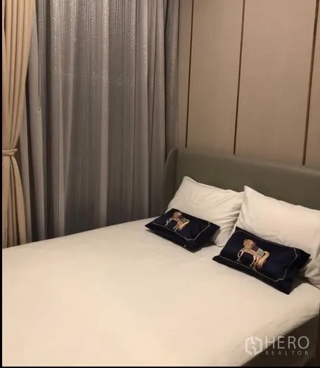 公寓 出租在Watthana, Bangkok - 次卧，双人床、厚窗帘与中性配色。