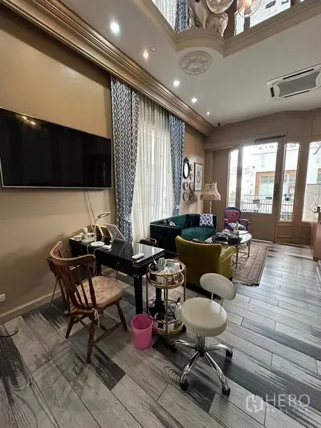 Retail Space for rent in Khlong Toei, Bangkok - Fitted salon interior with high ceiling, TV, manicure station, seating, and floor‑to‑ceiling windows.