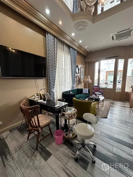 Retail Space for rent in Khlong Toei, Bangkok - Fitted salon interior with high ceiling, TV, manicure station, seating, and floor‑to‑ceiling windows.