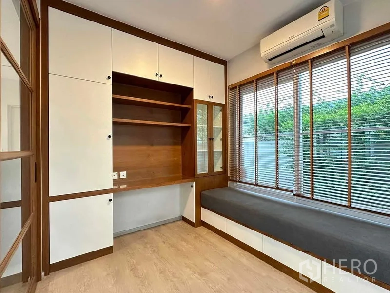 独立式住宅 出租或出售在Prawet, Bangkok - 书房/多功能房，内置柜体与窗边榻，配空调与百叶窗。