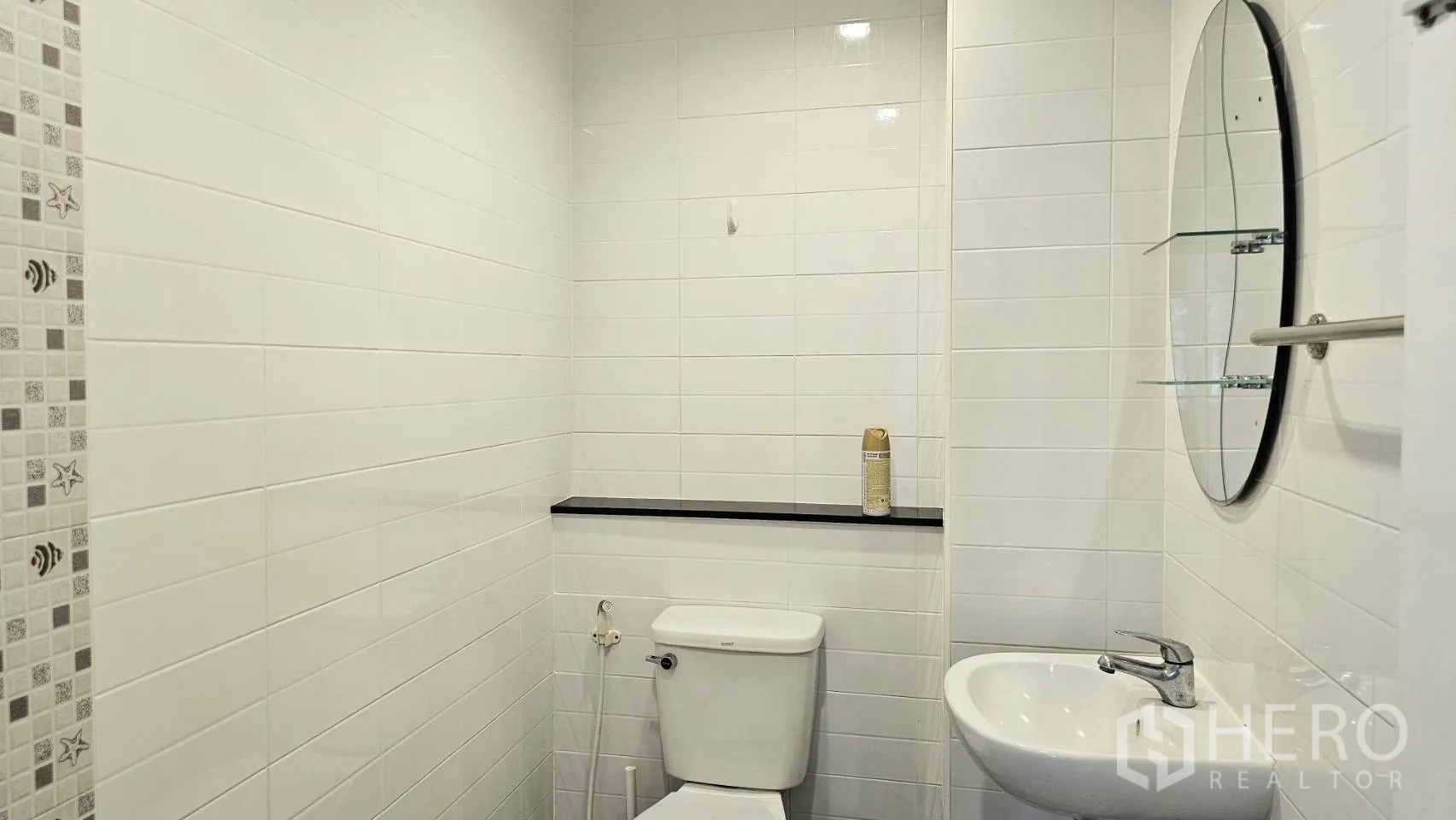 独栋房屋 for rent in Saphan Sung, Bangkok - 次卫白色瓷砖，配马桶、洗手盆与圆镜。
