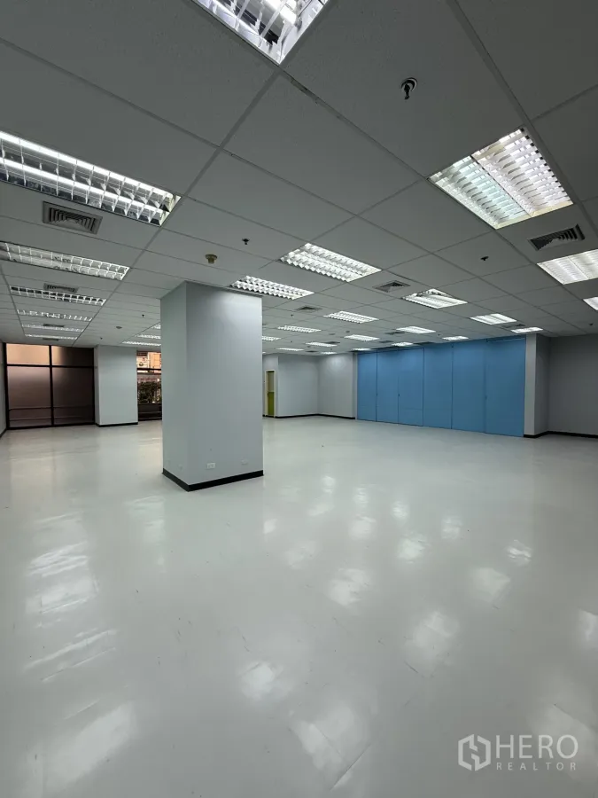 Retail Space for rent in Bang Rak, Bangkok - Spacious open-plan retail or office floor with white flooring, grid ceiling lights and central columns.