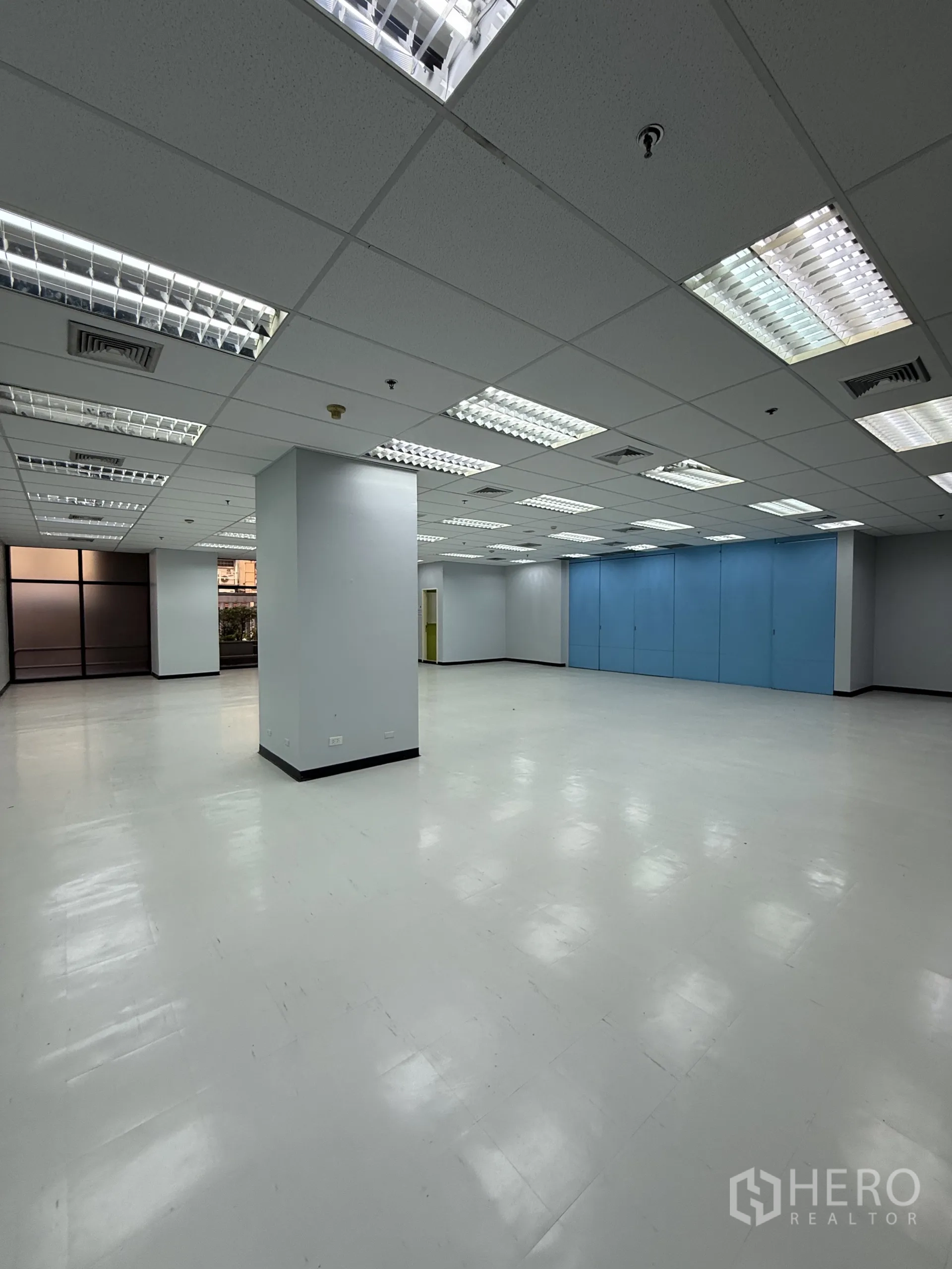 Retail Space for rent in Bang Rak, Bangkok - Spacious open-plan retail or office floor with white flooring, grid ceiling lights and central columns.