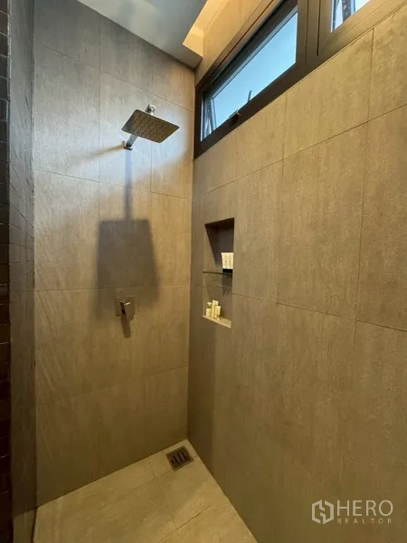 บ้านแฝด for rent in Watthana, Bangkok - พื้นที่อาบน้ำพร้อมฝักบัวเรนชาวเวอร์และผนังกระเบื้อง