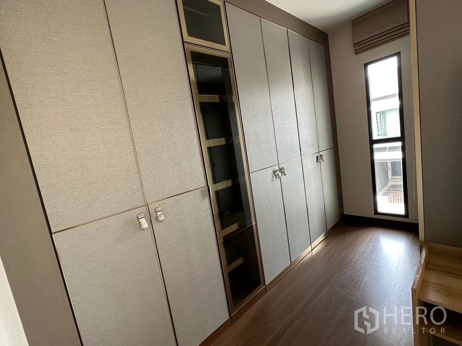 Detached House for rent in Bang Phli, Samut Prakan - Built-in floor-to-ceiling wardrobes in a dressing room with a narrow window.