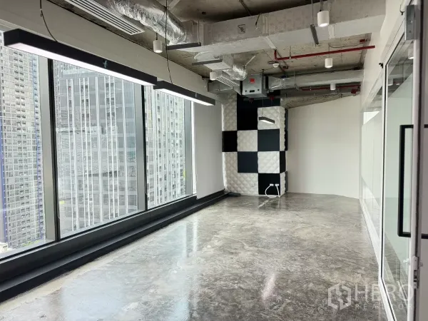Office Space for rent in Din Daeng, Bangkok - Bright office zone with long linear lights, exposed ceiling ducts, and panoramic city views.