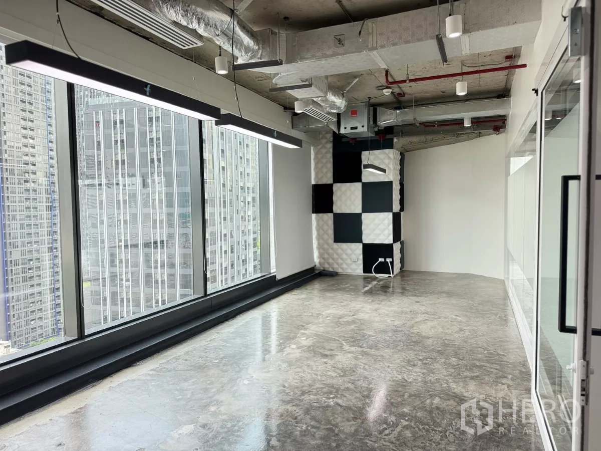 Office Space for rent in Din Daeng, Bangkok - Bright office zone with long linear lights, exposed ceiling ducts, and panoramic city views.